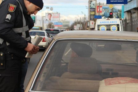 Патрульные, скорая помощь и спасатели проверяют реакцию водителей на авто со спецсигналами (фото)