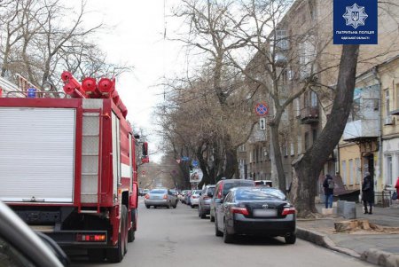 Патрульные, скорая помощь и спасатели проверяют реакцию водителей на авто со спецсигналами (фото)