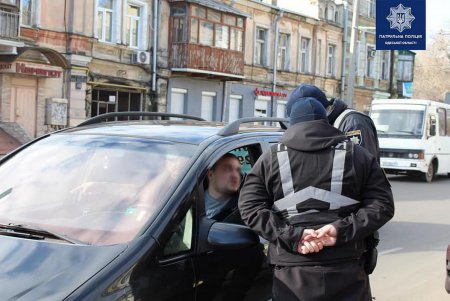 Патрульные, скорая помощь и спасатели проверяют реакцию водителей на авто со спецсигналами (фото)
