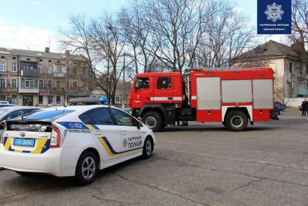 Патрульные, скорая помощь и спасатели проверяют реакцию водителей на авто со спецсигналами (фото)