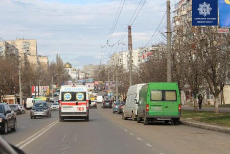 Патрульные, скорая помощь и спасатели проверяют реакцию водителей на авто со спецсигналами (фото)