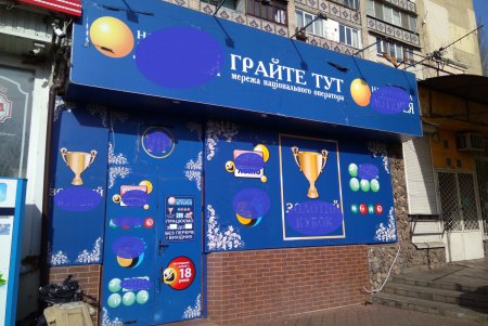 Незаконных рекламных вывесок становится в городе все меньше (фото)