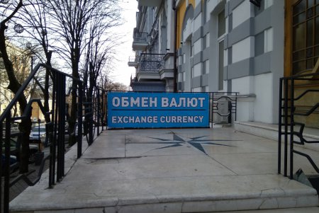 Незаконных рекламных вывесок становится в городе все меньше (фото)