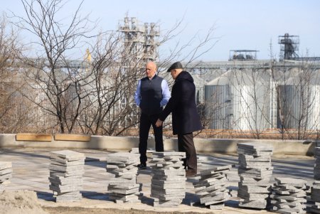 Капремонт бульвара Жванецкого: рабочие укладывают гранитную плитку и формируют клумбы (фото)