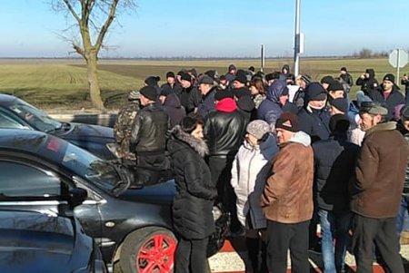 Жители Саратского и Арцизского районов перекрыли трассу в знак протеста (фото, видео)