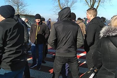 Жители Саратского и Арцизского районов перекрыли трассу в знак протеста (фото, видео)