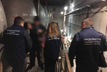 На складе в Овидиопольском районе правоохранители обнаружили 1600 литров контрафактного алкоголя (фото)