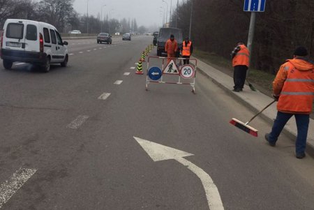 Коммунальщики навели чистоту в центре и на городских въездах (фото)