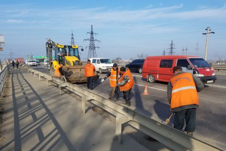 Коммунальщики навели чистоту в центре и на городских въездах (фото)