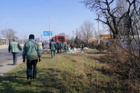 Коммунальщики навели чистоту в центре и на городских въездах (фото)