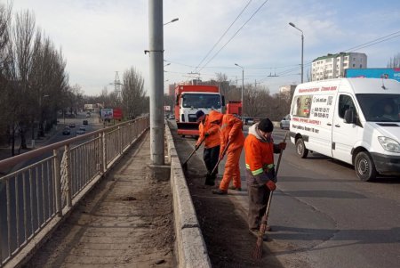 Коммунальщики навели чистоту в центре и на городских въездах (фото)