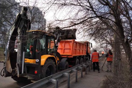 Коммунальщики навели чистоту в центре и на городских въездах (фото)