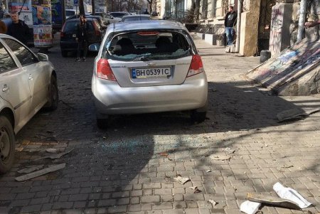 Штормовой ветер в Одессе валит деревья, обрывает провода и срывает с крыш черепицу (фото, обновлено)