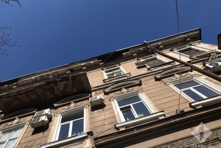 Штормовой ветер в Одессе валит деревья, обрывает провода и срывает с крыш черепицу (фото, обновлено)