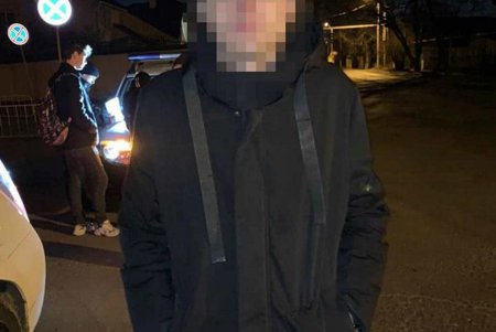 Конопля в шкафу и пакетики с порошком: полицейские задержали троих нарколюбителей (фото)