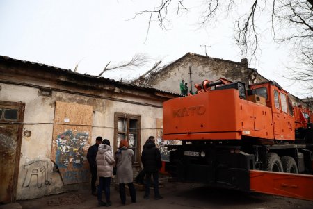 Городской голова Геннадий Труханов побывал во дворе дома, пострадавшего от падения дерева, и пообщался с жильцами (фото)