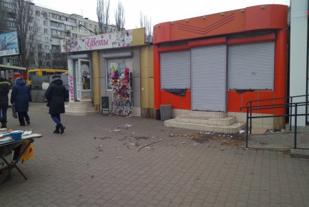 В последние дни зимы в Одессе демонтировали полсотни рекламных вывесок (фото)