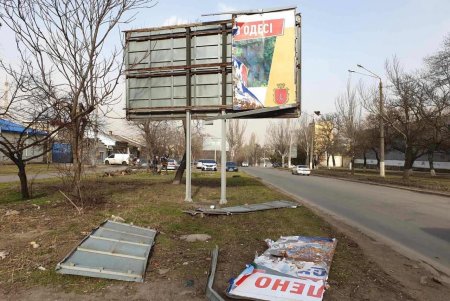В последние дни зимы в Одессе демонтировали полсотни рекламных вывесок (фото)