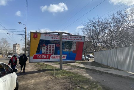 В последние дни зимы в Одессе демонтировали полсотни рекламных вывесок (фото)