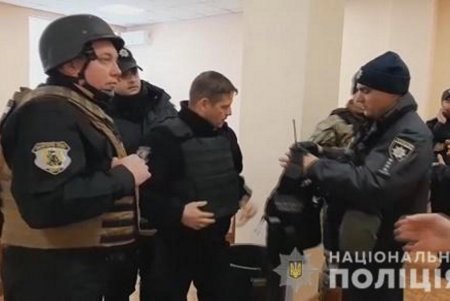 В полиции начали служебное расследование, чтобы выяснить, как граната оказалась у обвиняемого (видео, фото, дополнено)