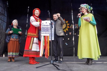 В Летнем театре красочно отмечают Масленицу (фото)