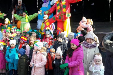 В Летнем театре красочно отмечают Масленицу (фото)