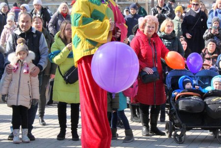 Блины, концерт и «дерево желаний»: масленичные гуляния в Летнем театре (фоторепортаж)