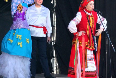 Блины, концерт и «дерево желаний»: масленичные гуляния в Летнем театре (фоторепортаж)