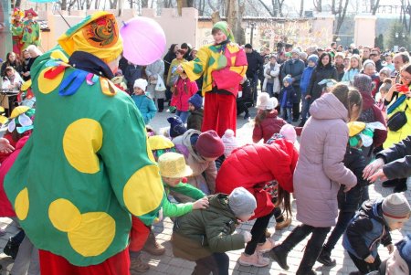 Блины, концерт и «дерево желаний»: масленичные гуляния в Летнем театре (фоторепортаж)
