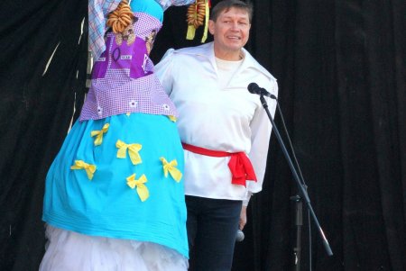 Блины, концерт и «дерево желаний»: масленичные гуляния в Летнем театре (фоторепортаж)