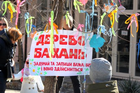 Блины, концерт и «дерево желаний»: масленичные гуляния в Летнем театре (фоторепортаж)