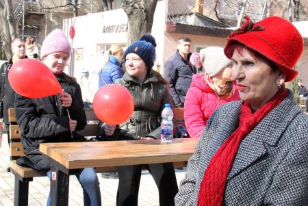 Блины, концерт и «дерево желаний»: масленичные гуляния в Летнем театре (фоторепортаж)