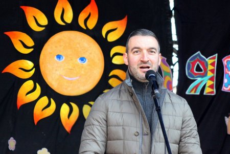 Блины, концерт и «дерево желаний»: масленичные гуляния в Летнем театре (фоторепортаж)