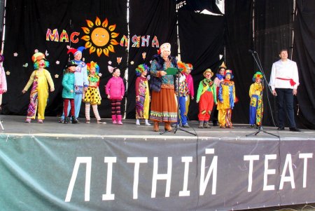 Блины, концерт и «дерево желаний»: масленичные гуляния в Летнем театре (фоторепортаж)