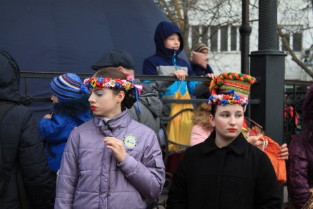 В Суворовском районе устроили яркие проводы зимы на Масленицу (фоторепортаж)