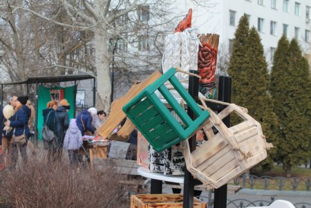 В Суворовском районе устроили яркие проводы зимы на Масленицу (фоторепортаж)