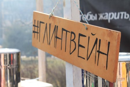В Суворовском районе устроили яркие проводы зимы на Масленицу (фоторепортаж)