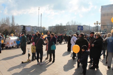 В Суворовском районе устроили яркие проводы зимы на Масленицу (фоторепортаж)
