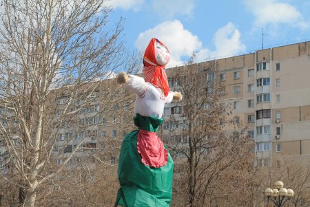 В Суворовском районе устроили яркие проводы зимы на Масленицу (фоторепортаж)