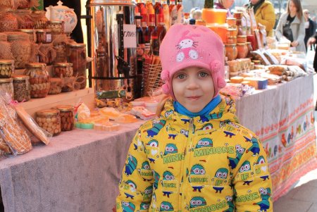 В Суворовском районе устроили яркие проводы зимы на Масленицу (фоторепортаж)