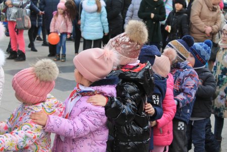 В Суворовском районе устроили яркие проводы зимы на Масленицу (фоторепортаж)