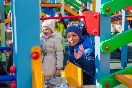 На улице Тульской появилась зеленая зона с современной детской площадкой (фото)