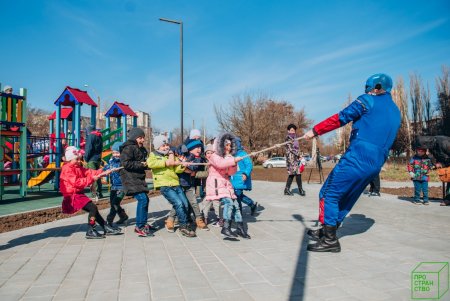 На улице Тульской появилась зеленая зона с современной детской площадкой (фото)