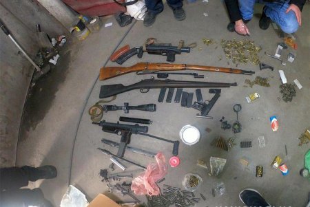 Житель Лиманского района хранил в гараже целый арсенал — пулеметы, винтовки, пистолет и большое количество боеприпасов (фото, видео)