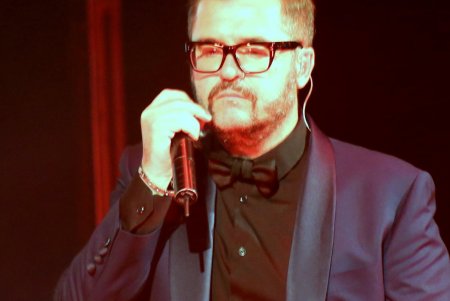 «Серце тобі» одесситкам подарили певец Александр Пономарев и мэр Одессы Геннадий Труханов (фоторепортаж) 