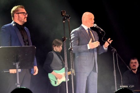 «Серце тобі» одесситкам подарили певец Александр Пономарев и мэр Одессы Геннадий Труханов (фоторепортаж) 
