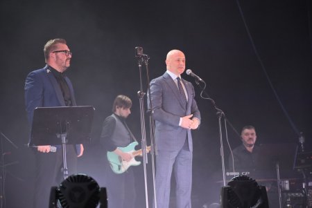 «Серце тобі» одесситкам подарили певец Александр Пономарев и мэр Одессы Геннадий Труханов (фоторепортаж) 
