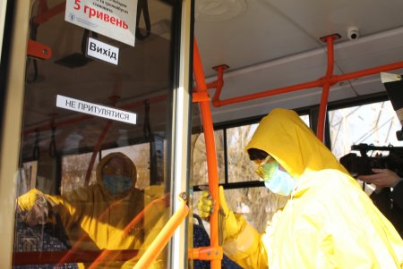 Вирусам вход воспрещен: как дезинфицируют одесские троллейбусы (фоторепортаж)