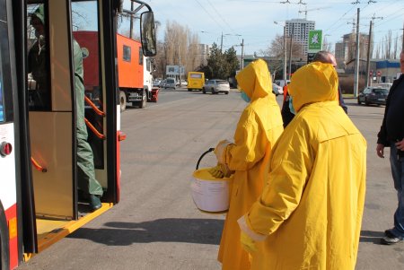 Вирусам вход воспрещен: как дезинфицируют одесские троллейбусы (фоторепортаж)