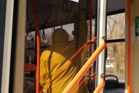 Вирусам вход воспрещен: как дезинфицируют одесские троллейбусы (фоторепортаж)